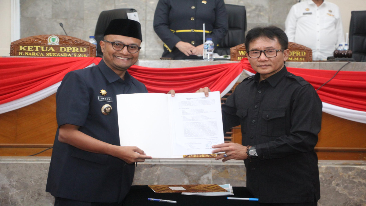 caption:  Ketua DPRD Subang Narca Sukanda dan Pj Bupati Subang menyetujui Penetapan RPJPD Tahun 2025-2045