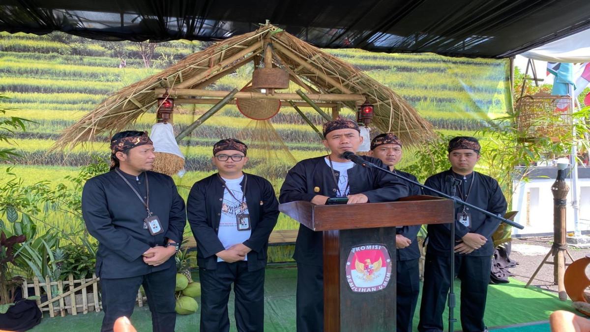 Ketua KPU Subang, Abdul Muhyi bersama komisioner KPU lainnya saat melakukan pres konfers.