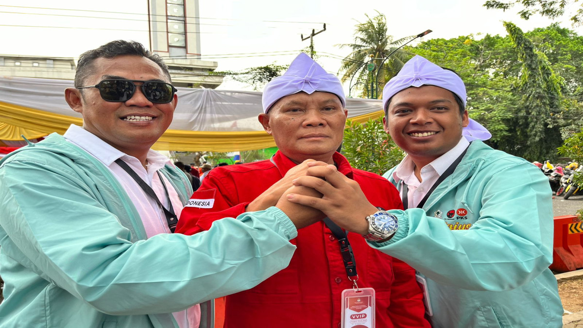 Anggota DPRD Provinsi Jabar Fraksi PDIP Bayu Setiaji (kanan), ketua DPC PDIP Subang H Kosim (tengah), dan Bendahara PDIP Subang H. Adik (kiri).