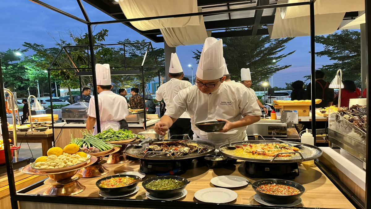 Salah satu Executive Chef dari Archipelago saat menyajikan hidangan makanan lait di Fahevotel Pamanukan.