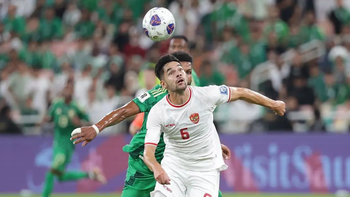 Foto: Sandy Walsh berjibaku dengan pemain Arab Saudi. Sumber (foto: dok. PSSI)