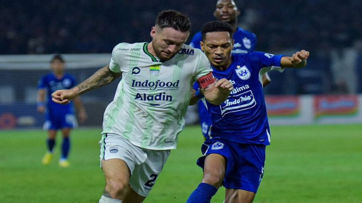 Marc Klok berduel dengan pemain lawan di laga PSIS Semarang vs Persib Bandung, BRI Liga 1 2023/2024 Sumber (c) Persib Official