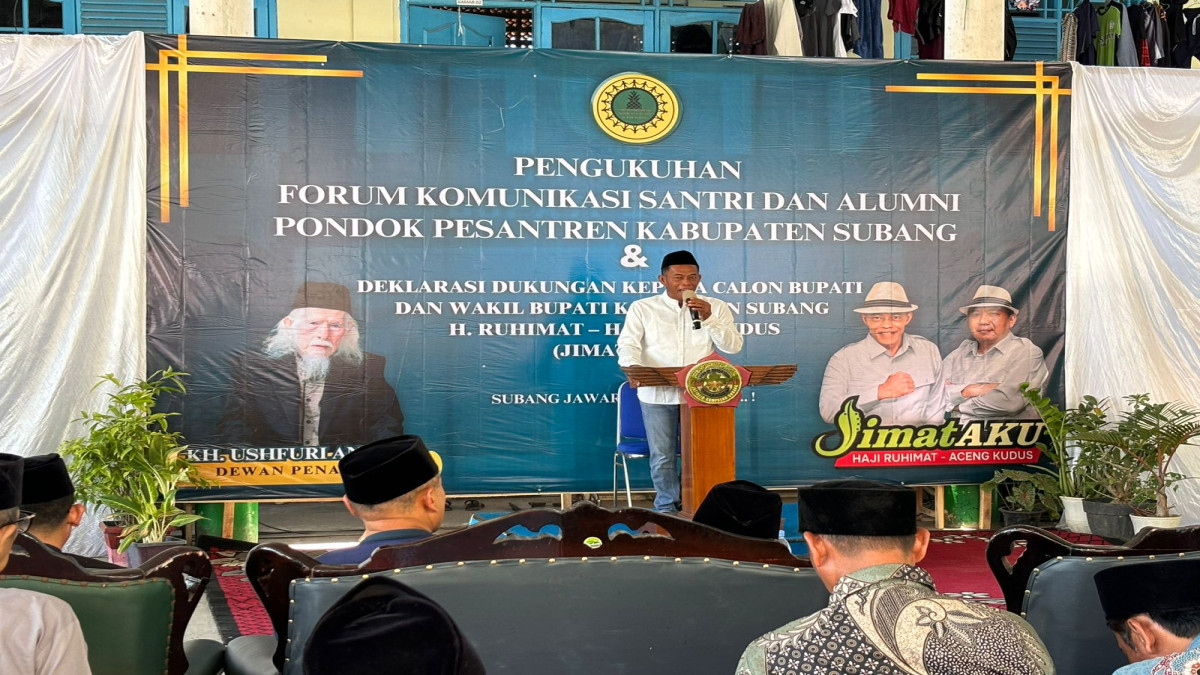 H Ruhimat dan H Aceng Kudus bersama sejumlah tokoh hadir dalam acara Peringatan Maulid Nabi Muhammad SAW sekaligus Deklarasi Dukungan Politik di Pondok Pesantren Al-Islah, Compreng, pada Senin (16/9).