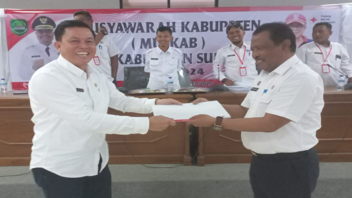 Tatang Komara (kanan) resmi menjadi ketua PMI Subang periden 2024-2029 dipilih secara aklamasi.