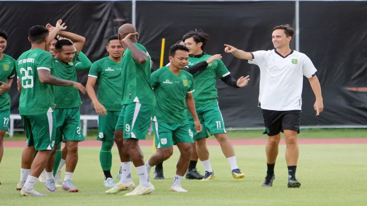 NEW HOPE: Paul Munster memimpin latihan perdana Persebaya di Lapangan Thor, Surabaya, Kamis (4/1). Sumber (FOTO: ANDY SATRIA/RADAR SURABAYA)