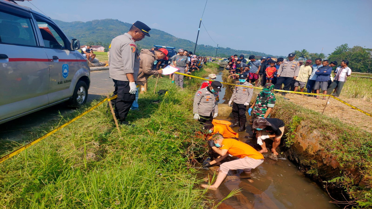 Kapolsek Cisalak IPTU Endang bersama tim Inafis Polres Subang saat mengevakuasi jenazah korban RA di Selokan Sangkali, Cisalak.