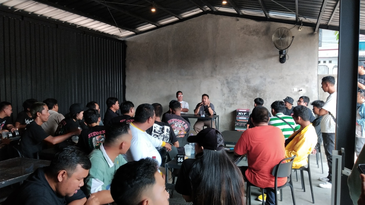 Calon Bupati Subang Reynaldi Putra diskusi kepemudaan di Sejati Kopi usai motoran bareng, Minggu (22/9).