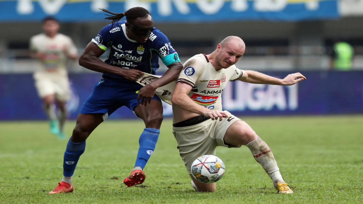 Jelang Pertarungan Duel Panas, Ini Prediksi Susunan Pemain Persib Bandung vs Persija Jakarta Sumber (HARITSAH ALMUDATSIR/JAWA POS)