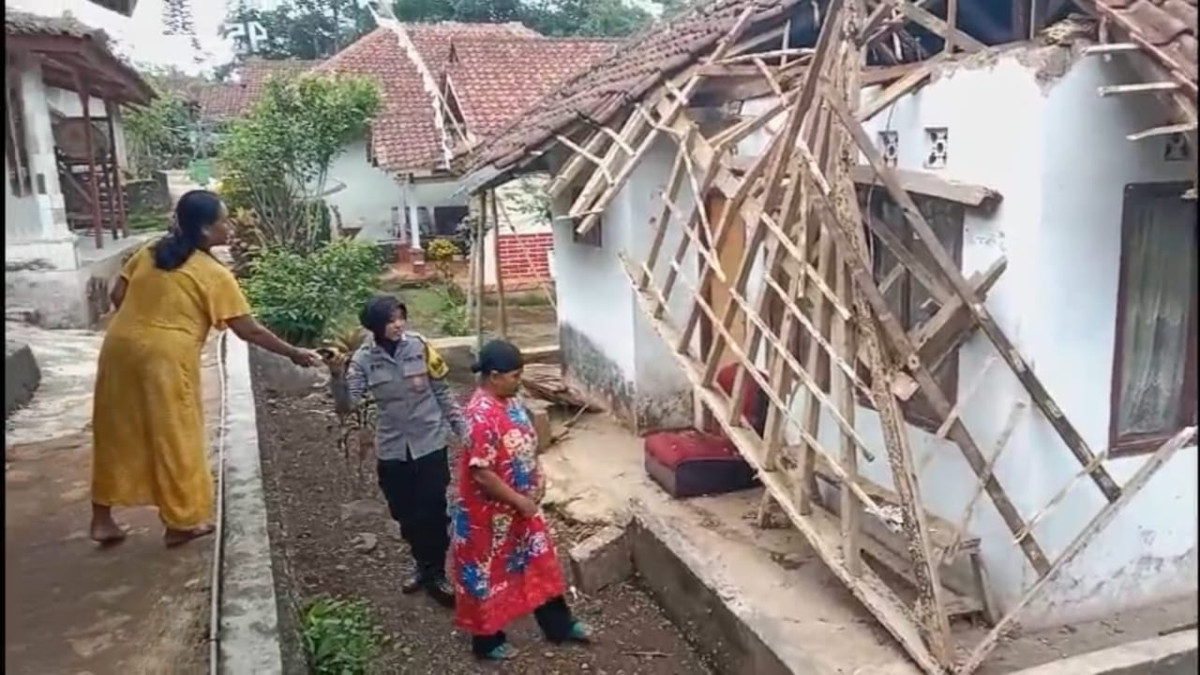 Angin kencangdisertai hujan deras melanda Kampung Malingping, Desa Cimanglid, Kecamatan Kasomalang, Kabupaten Subang, pada Rabu (25/9), sekitar pukul 14:00 WIB.