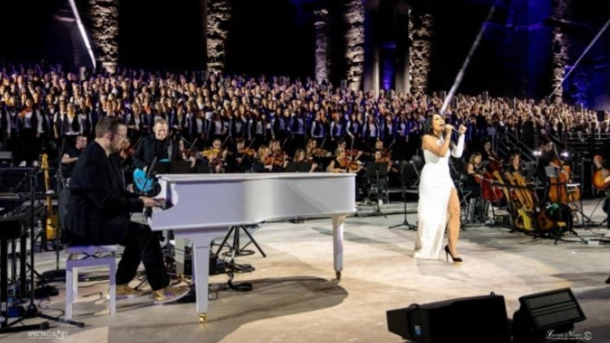 Anggun C. Sasmi dalam Konser di Prancis. (SUMBER FOTO: dok.istimewa)