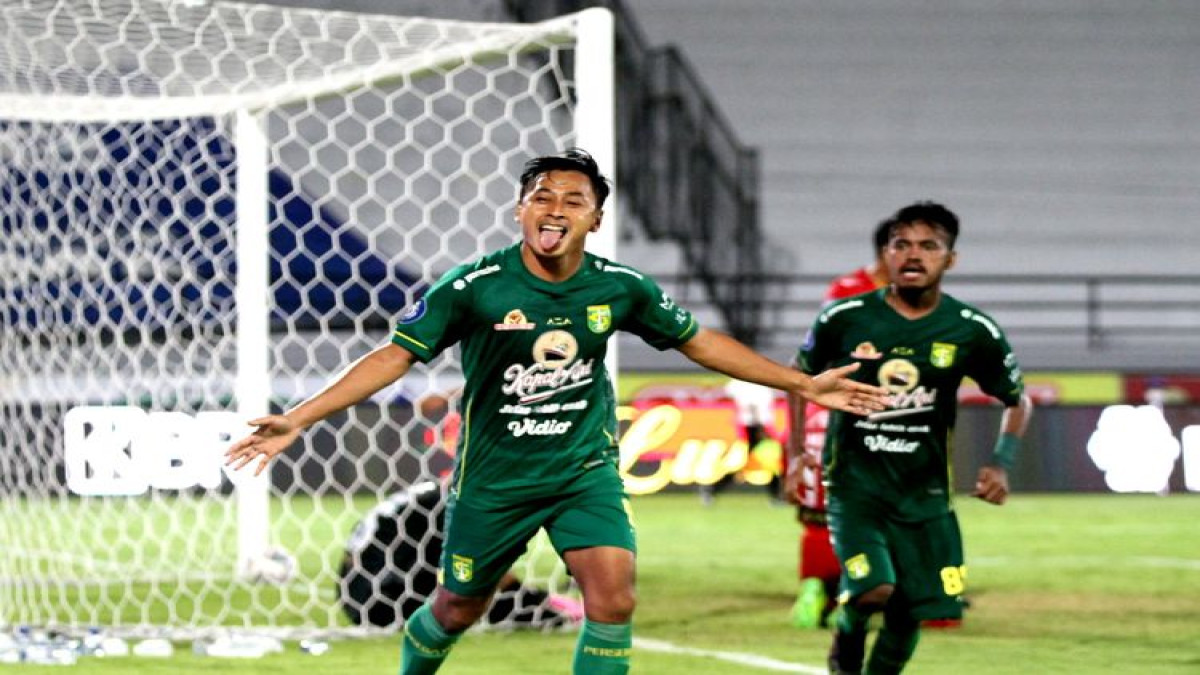 Selebrasi bomber Persebaya Surabaya, Samsul Arif, saat membobol gawang Persija. Sumber foto (SUCI RAHAYU/KOMPAS.COM)