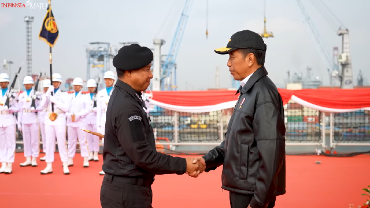 Presiden Jokowi Terima Brevet Hiu Kencana di Atas KRI RJW – 992