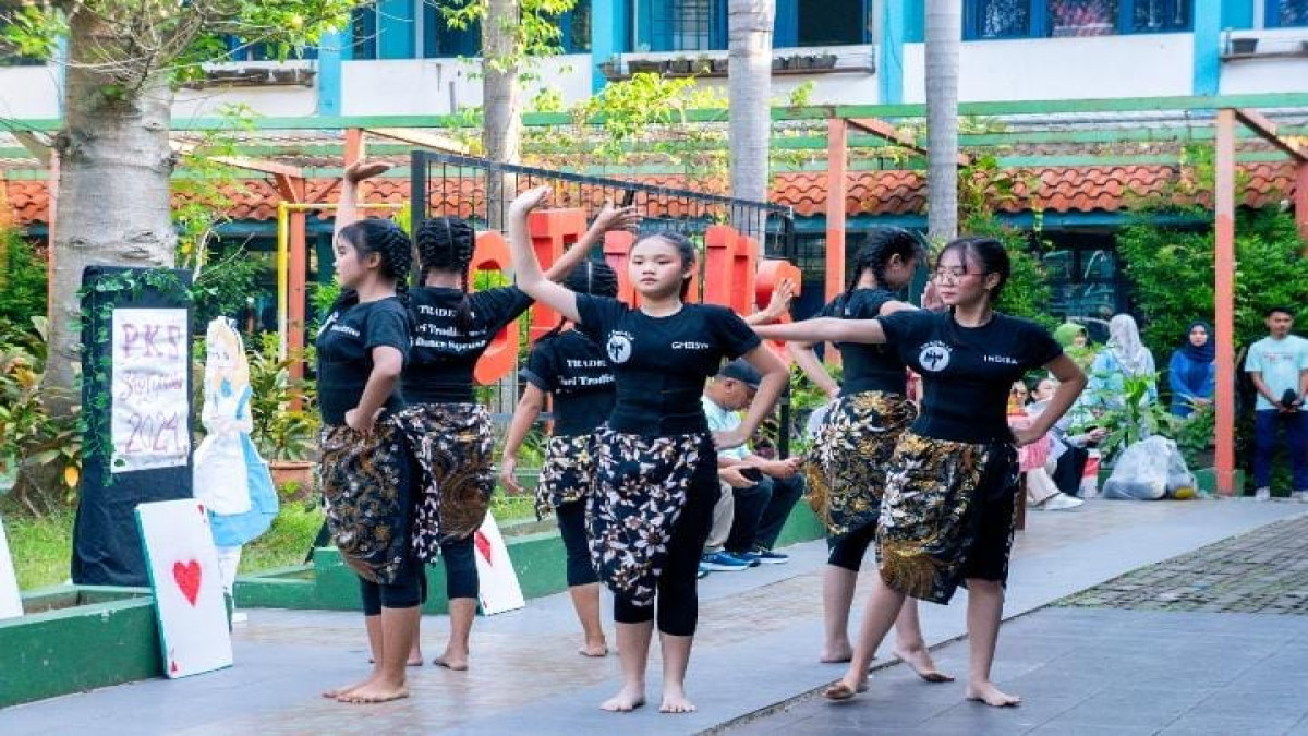 SMPN 1 Subang menggelar acara Pekan Kreativitas Siswa dalam meningkatkan minat dan bakat siswa yang bertepatan di halaman sekolah, Senin 30/9).