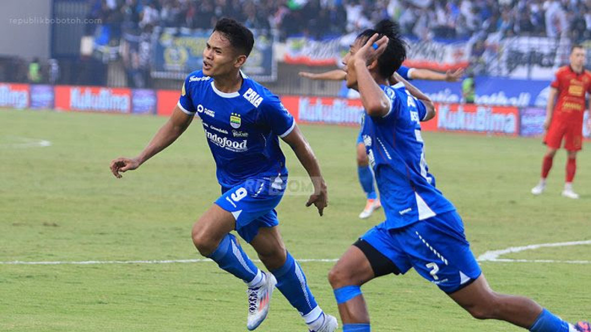 Ekspresi striker Persib Bandung, Dimas Drajad setelah membobol gawang Persija Jakarta. (Adam Husein/REPUBLIKBOBOTOH.COM)