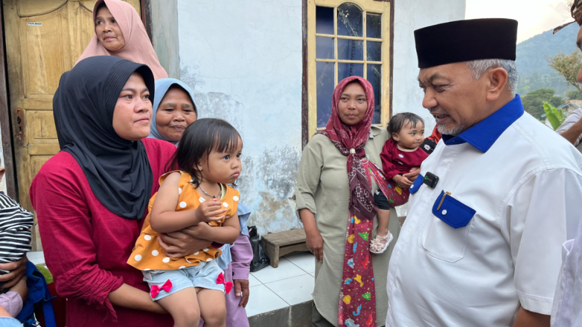 Kunjungan ke Kampung Cibolang KBB, Syaikhu Bagikan Telur ASIH untuk Atasi Stunting