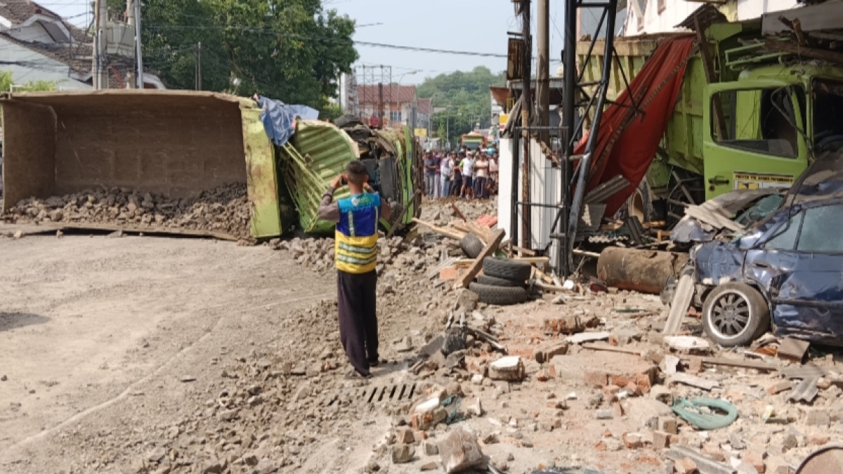 Telah terjadi kecelakaan lalu lintas di Jalan Ahmad Yani, Pasirkareumbi Subang pada Kamis (17/10)  pagi.