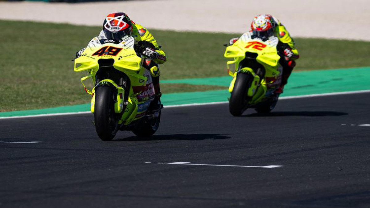 Fabio Di Giannantonio dan Marco Bezzecchi dari tim Pertamina Enduro VR46 melaju bersama dalam sesi latihan bebas MotoGP Emilia Romagna di Sirkuit Misano, Rimini, Italia, 20 September 2024. Sumber © PERTAMINA ENDURO VR46 RACING TEAM