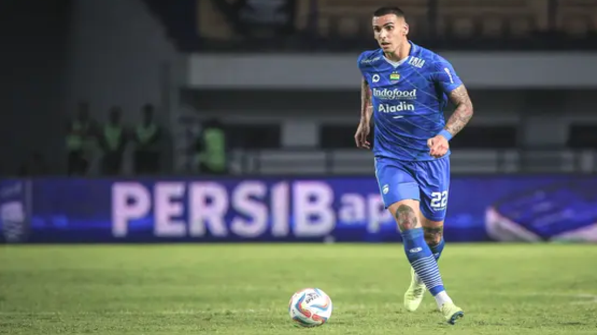 Persib Bandung melawan Dewa United FC di Stadion Gelora Bandung Lautan Api (GBLA), Bandung, Jumat (14/07/2023). (Bola.com/Bagaskara Lazuardi)