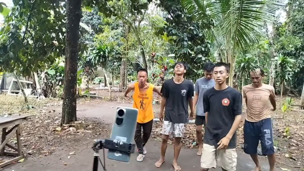 Viral! Warga Sukabumi Raup Rp700 Ribu Sehari Lewat Joget Sadbor di Live Streaming