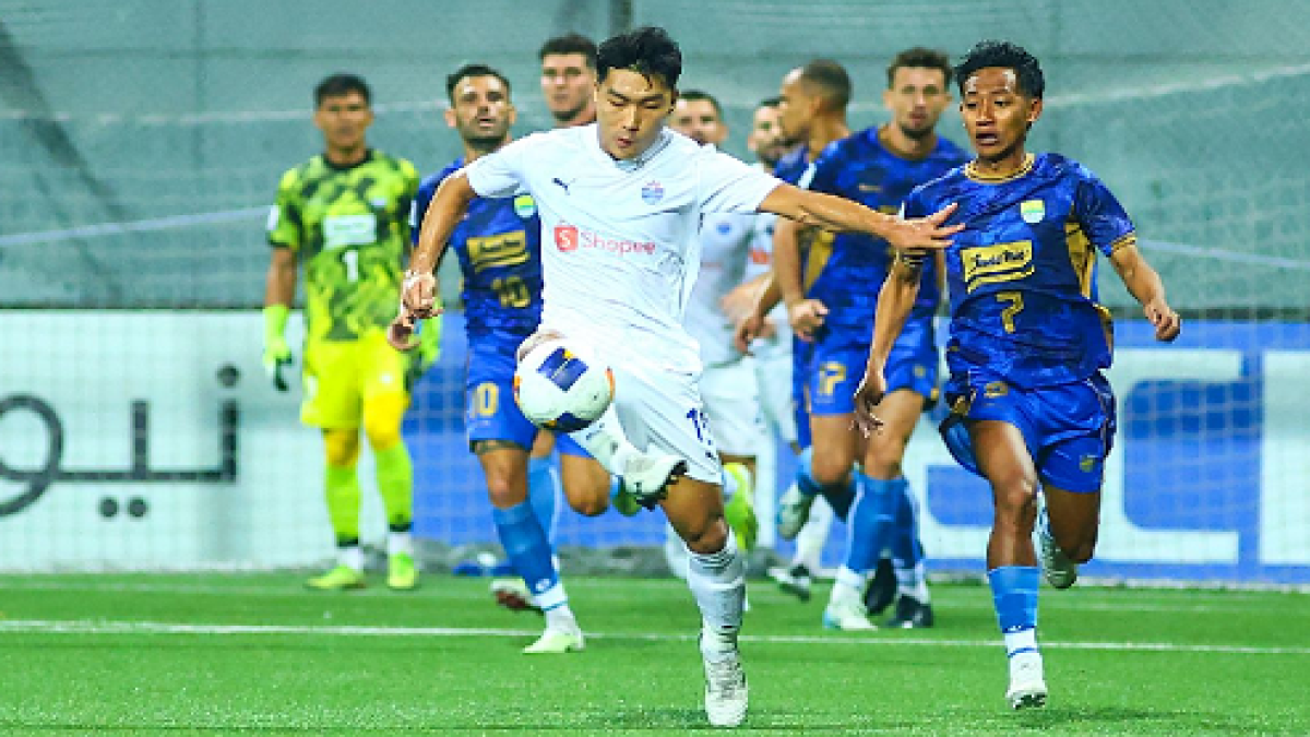 Pemain Lion City Sailors Song Ui-yong (putih) dibayangi pemain Persib Bandung Beckham Putra dalam laga AFC Champions League 2 (ACL 2) 2024-2025, Kamis (7/11/2024) di Stadion Jalan Besar, Singapura.(Dokumentasi AFC/ASIANA HH)