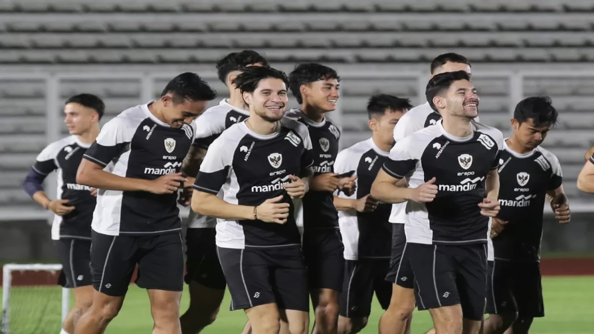 Pemain naturalisasi anyar Timnas Indonesia, Kevin Diks (keempat dari kiri) dalam sesi latihan bersama timnya di Stadion Madya, Jakarta, Selasa (12/11/2024). (AKURAT.CO/Endra Prakoso)