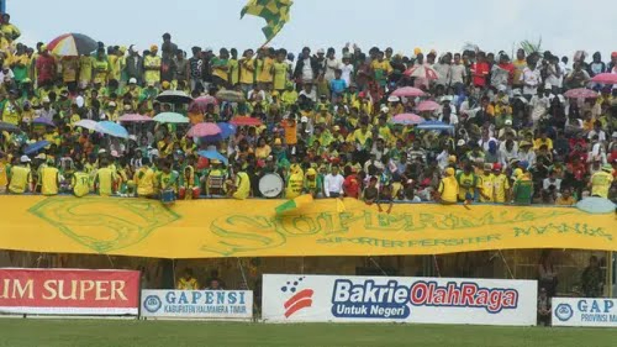 Potret lama Stadion Gelora Kie Raha, Ternate yang dipadati suporter. (Gatot Sumitro/Bola.com)