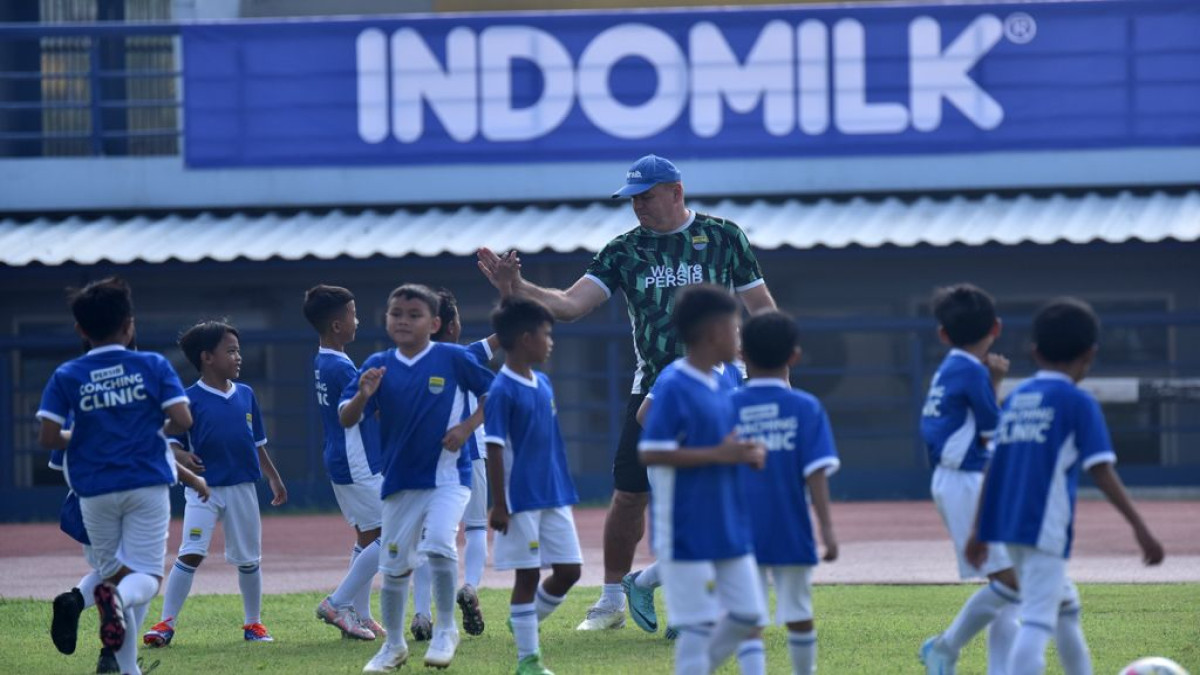 Pelatih PERSIB, Bojan Hodak memberikan materi teknik dasar sepak bola kepada para peserta coaching clinic di SPOrT Jabar, Arcamanik, Kota Bandung, Minggu, 17 November 2024. (PERSIB.co.id/Barly Isham)