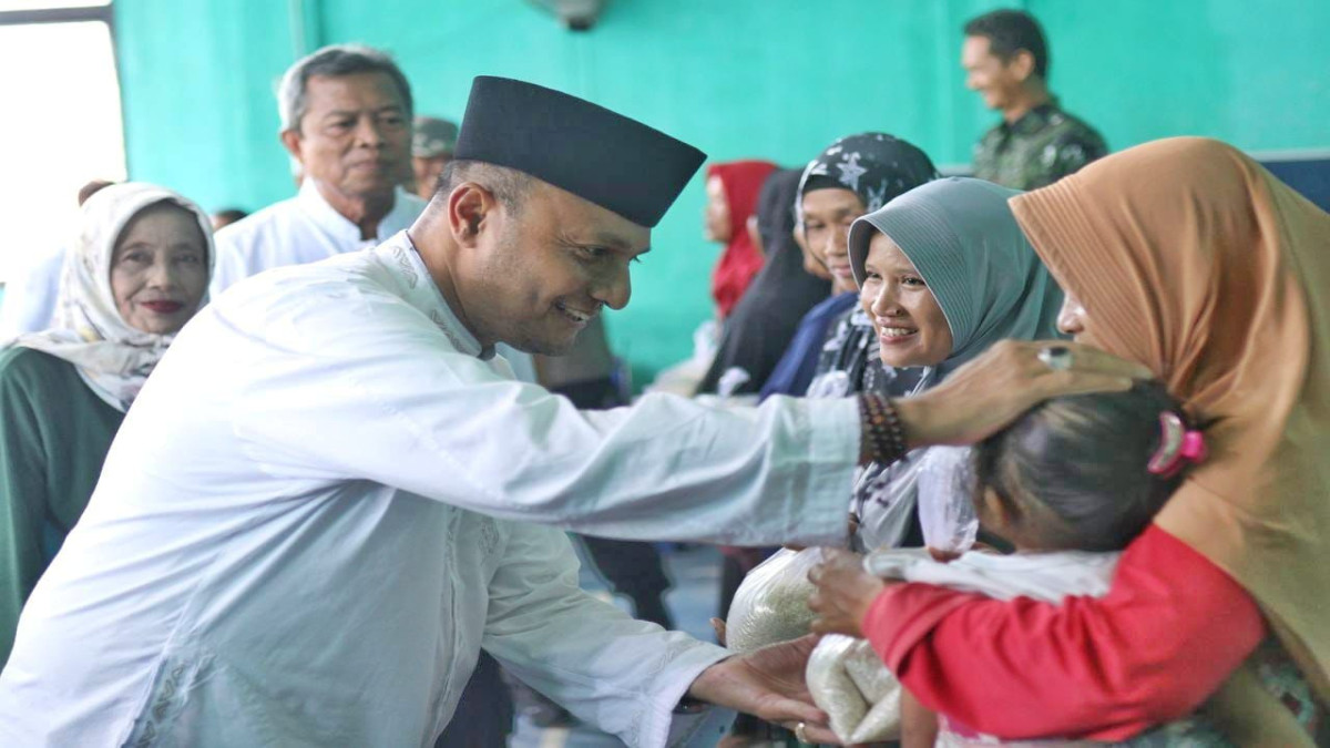 Penjabat (Pj) Bupati Subang, Dr. Drs. Imran, M.Si., MA.Cd., menyerahkan bantuan Cadangan Pangan Pemerintah Daerah (CPPD) kepada warga terdampak banjir rob di Desa Mayangan dan Desa Legonwetan, Kecamatan Legonkulon.