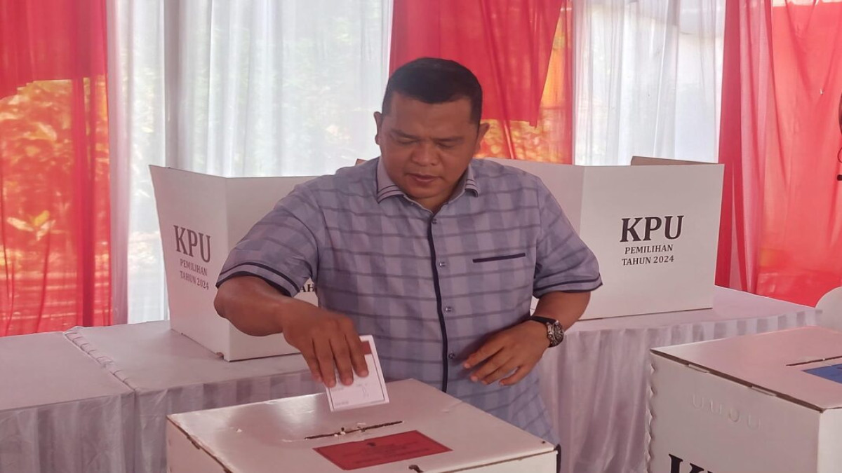 Pakai Kemeja Biru, Cabup Karawang Acep Jamhuri Salurkan Hak Pilihnya