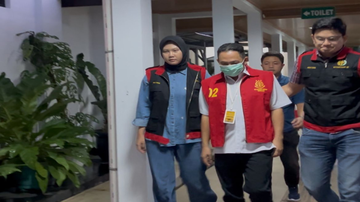 Tersangka korupsi pembangunan gedung IBS RSUD Subang S saat digiring oleh perugas Kejari saat akan masuk ke mobil dinas Kejaksaan untuk diantar ke Lapas Subang.