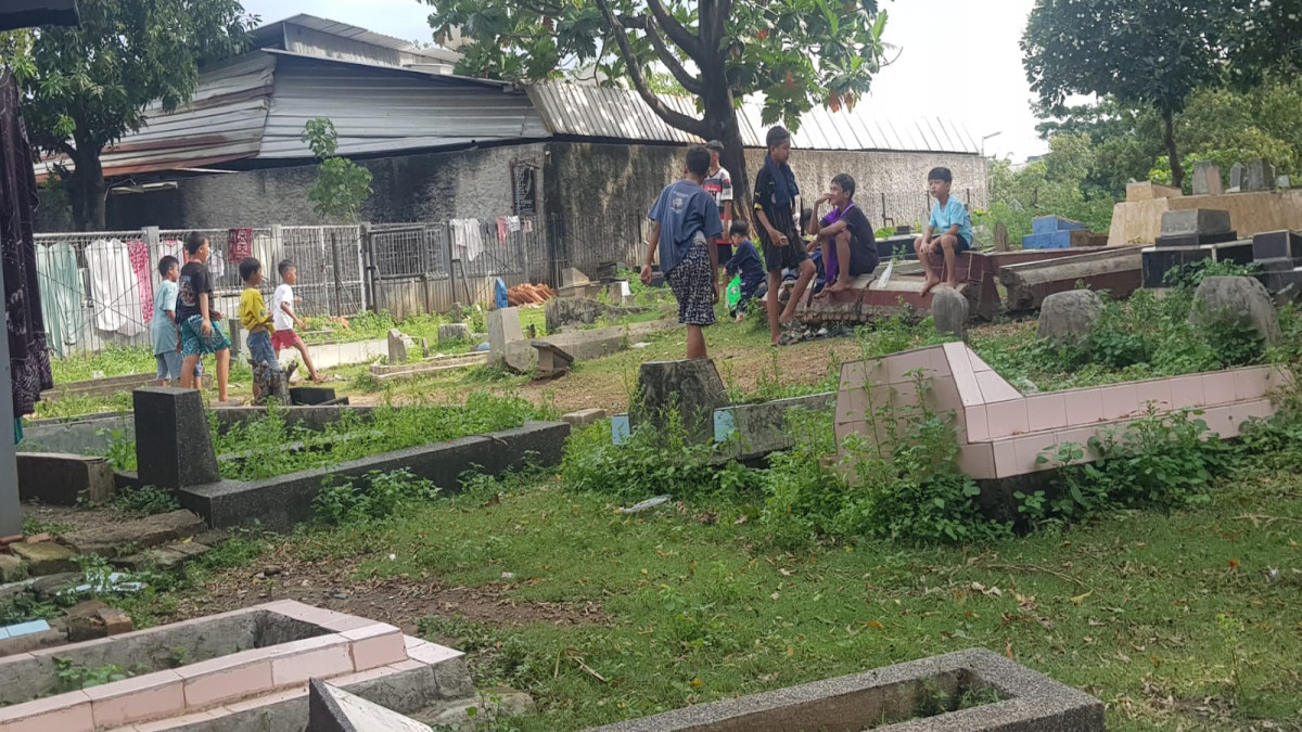 Lima gunukan tanah kuburan seluas 2 x 5 meter persegi itu, menjadi arena unjuk kebolehan 4 (empat) atau 6 (enam) anak-anak bermain bola plastik.