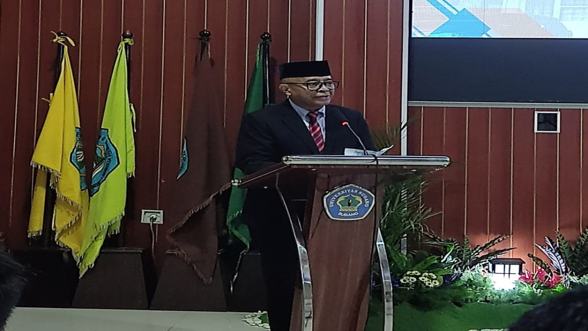 Rektor baru Unsub Dr Komir Bastaman saat menyampaikan sambutan usai dilantik, pada Sabtu (14/12)  lalu.