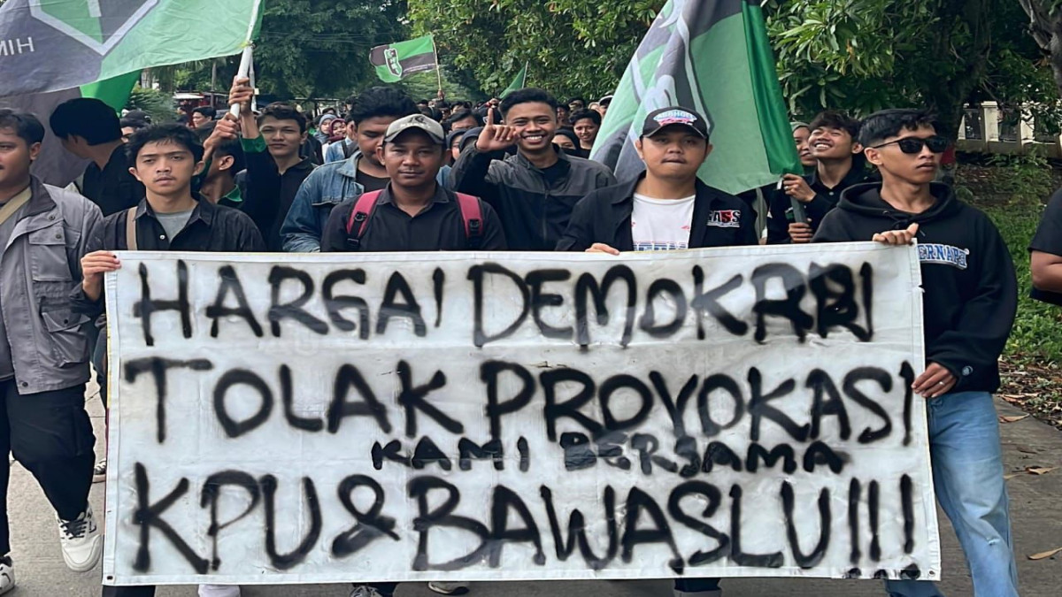 HMI Cabang Subang melakukan aksi damai memberikan dukungan kepada KPU dan Bawaslu.