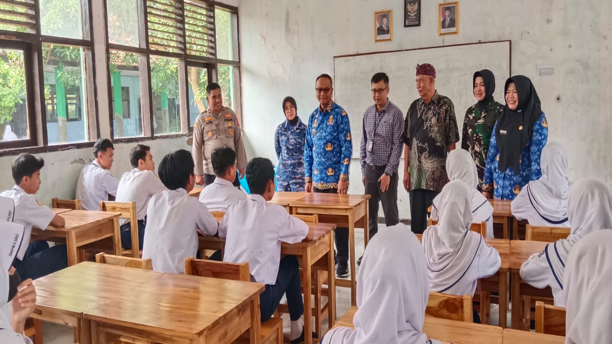 Pj Bupati Subang Dr Imran, Kepala Disdikbud Subang Nunung Suryani, Pimpinan Bank bjb Cabang Subang, Wildan Herdiawan meninjau bantuan mebelair yang telah digunakan belajar oleh siswa SMPN 5 Subang, Selasa (17/12).