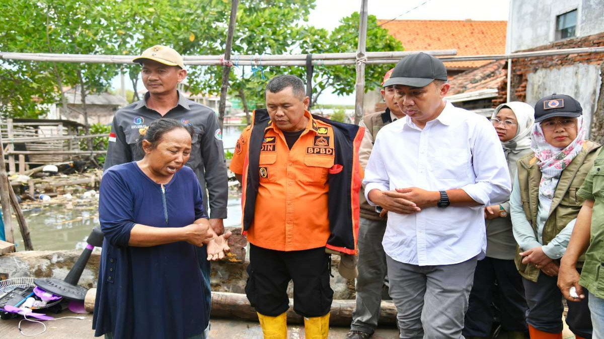 Pj Gubernur Jabar Bey Machmudin didampingi Kalak BPBD Subang Udin Jazudin meninjau lokasi rob, Minggu (15/12) lalu.