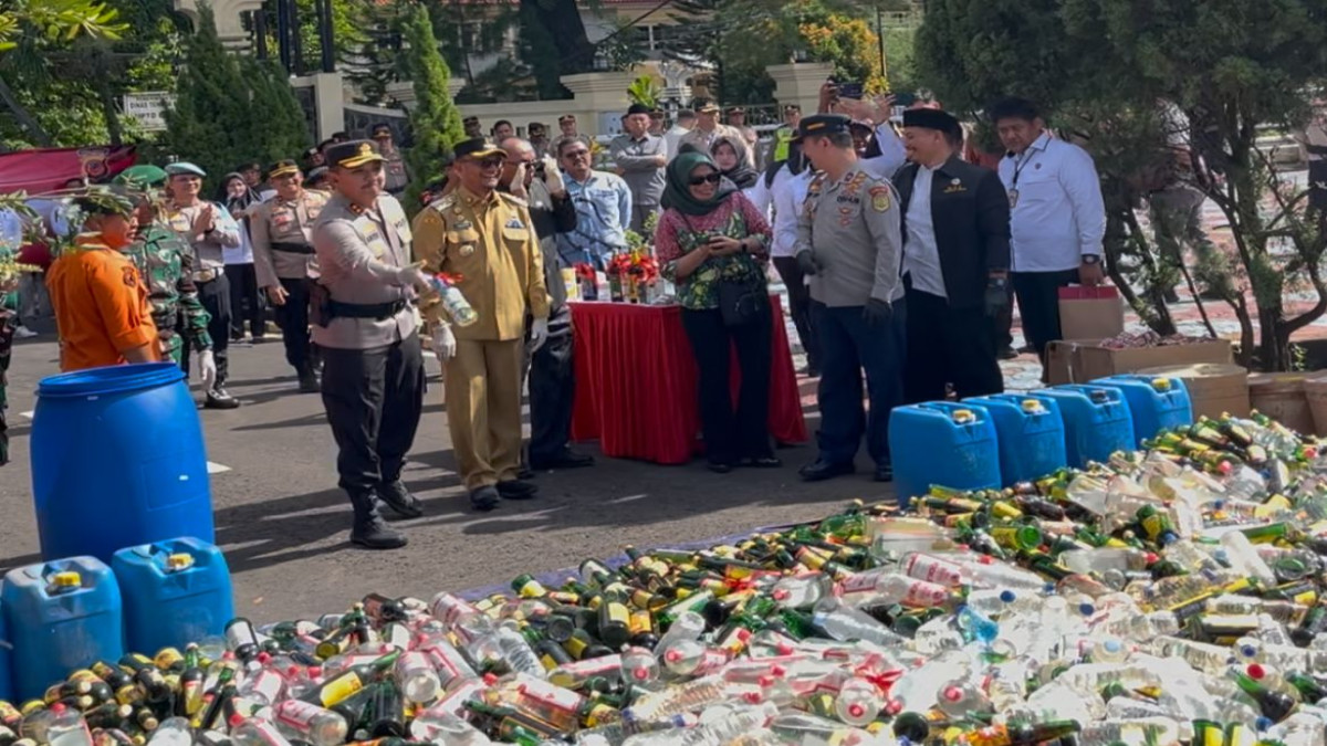 Polres Subang menggelar acara pemusnahan barang bukti minuman keras (miras), narkotika, dan petasan.