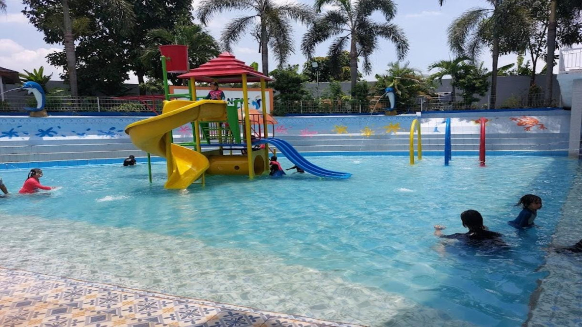 Pengunjung saat berenang di kolam renang Atlantik Waterboom Subang.