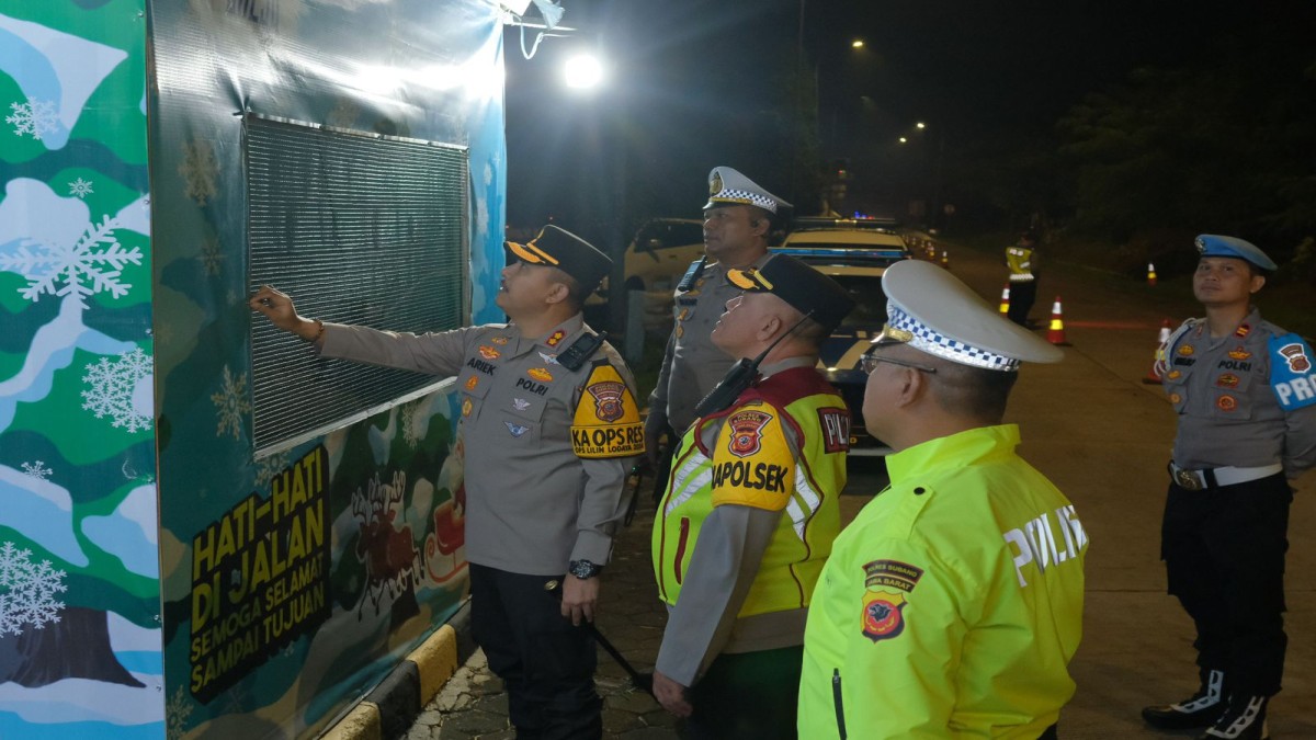 Polres Subang melaksanakan patroli R4 mobile dan pengecekan pos pelayanan (PosYan) di sepanjang rest area Tol Cipali, Sabtu malam (21/12).