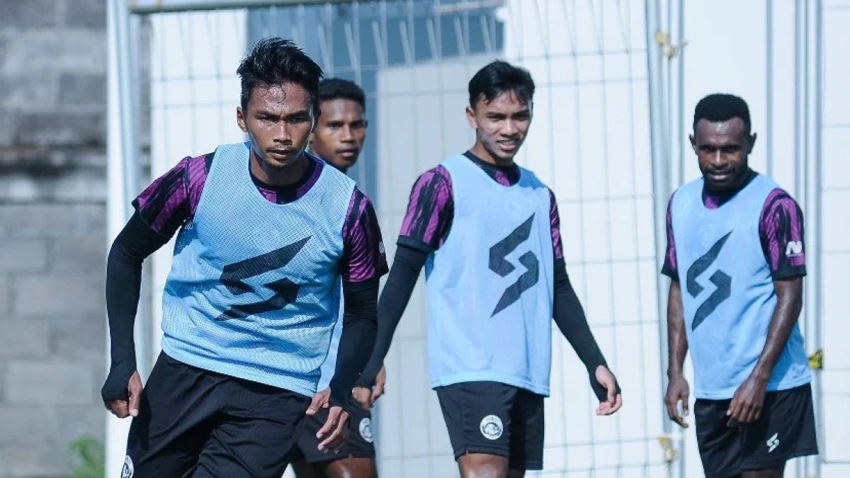 Pemain Arema FC saat menjalani sesi latihan (Foto: Twitter/@Aremafcofficial)