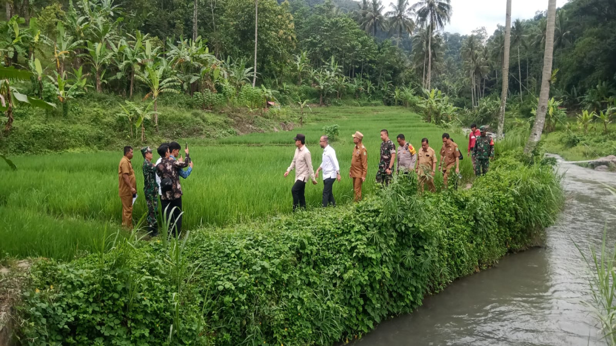 Wakil Menteri Dalam Negeri (Wamendagri) Bima Arya melakukan kunjungan ke Desa Curug Agung, Subang, untuk meninjau lokasi irigasi yang diusulkan untuk revitalisasi, Rabu (24/12).