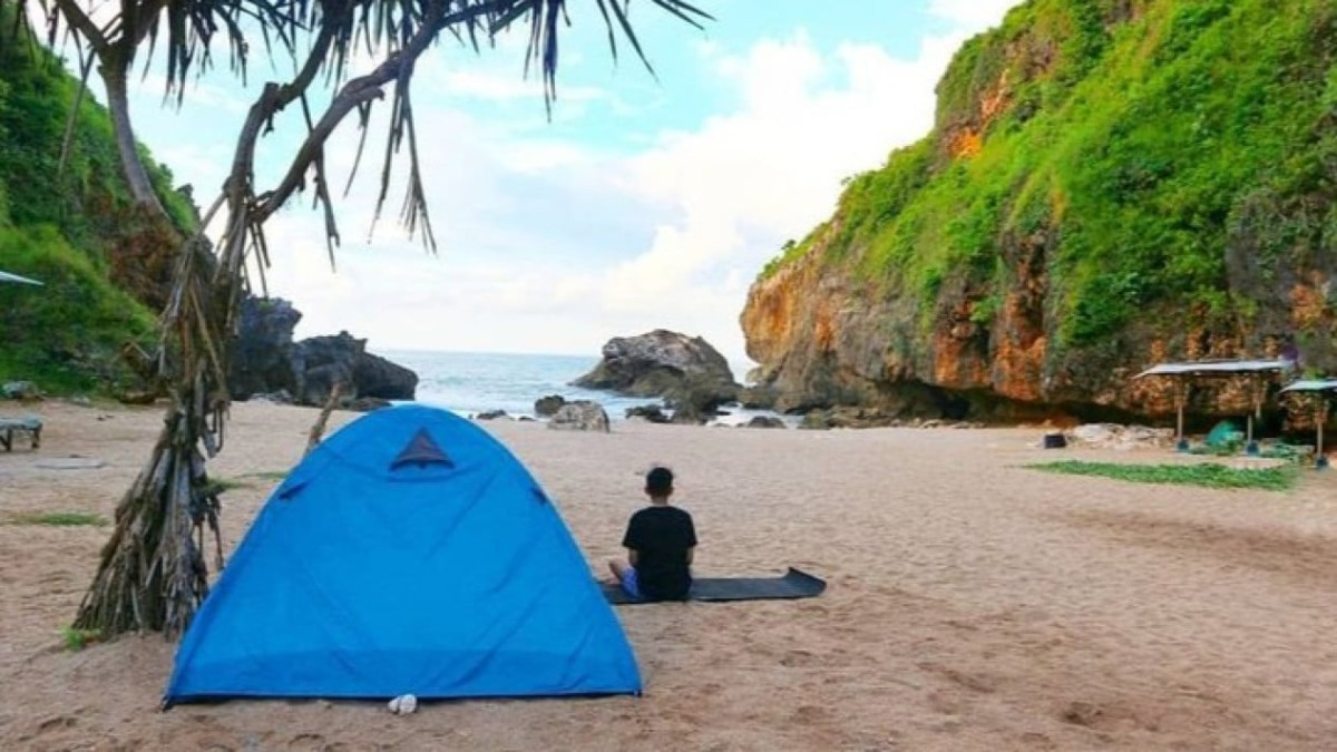 Camping di pantai (ilustrasi) Sumber : Pinterest