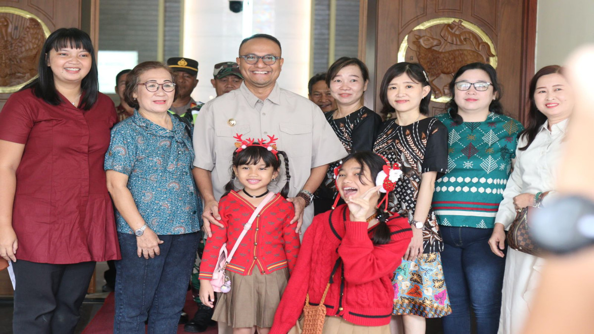 Pj Bupati Subang, Dr. Imran saat melakukan kunjungan ke Gereja Kristus Sang Penabur saat Hari Natal.