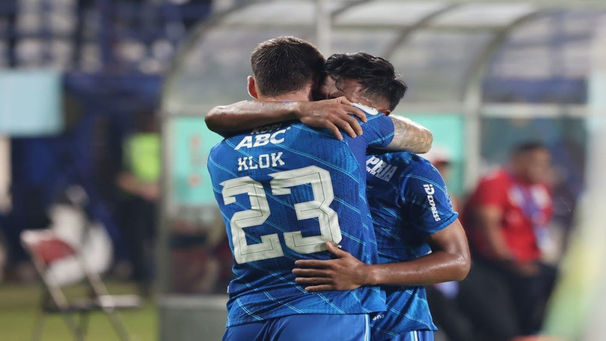 Febri Hariyadi dipeluk Marc Klok usai mencetak gol untuk Persib Bandung ke gawang Bali United (c) Abdul Aziz