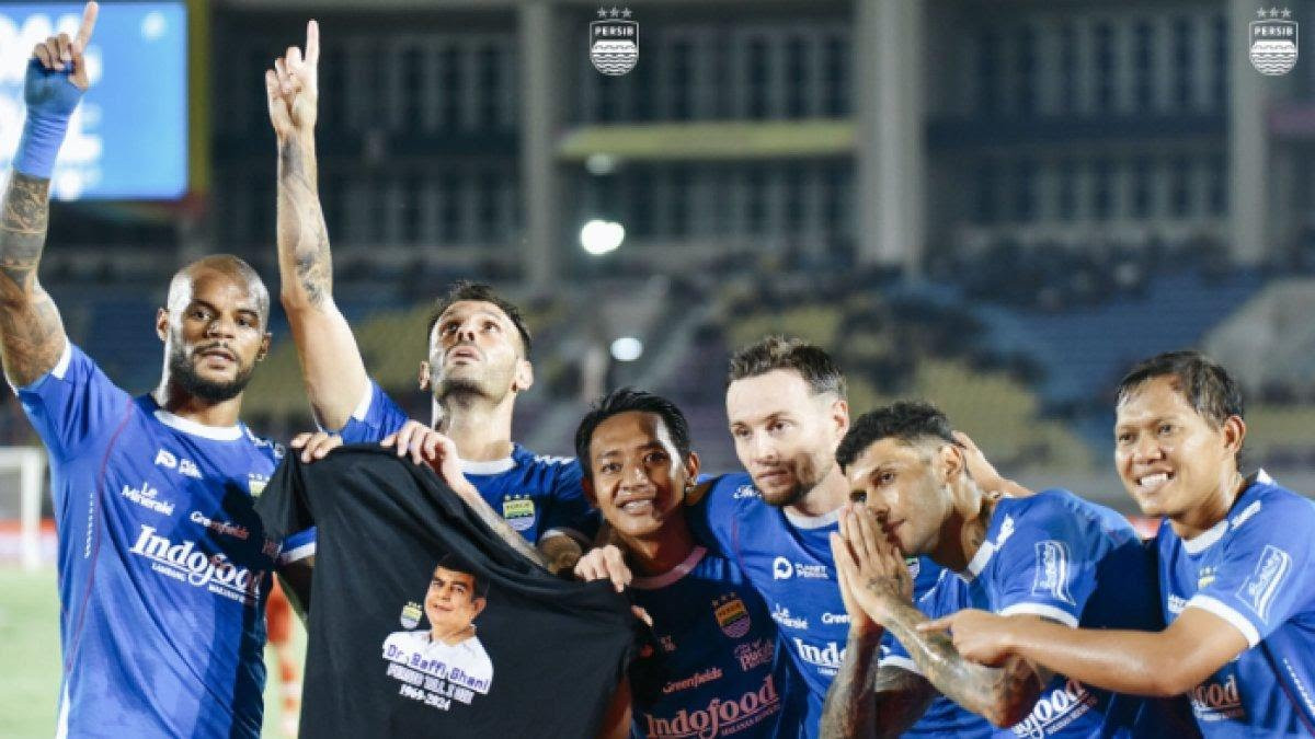 Selebrasi para pemain Persib Bandung dengan membawa kaos bergambarkan alm Dr. Raffi Ghani seusai Tyronne del Pino jebol gawang Persis Solo di Stadion Manahan Solo, Jawa Tengah, Minggu (29/12/2024)