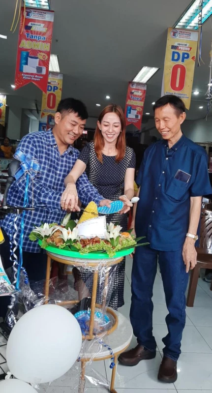 Owner Tridjaya Group, dr Setiawan Widjaya melakukan pemotongan tumpeng menandai peresmian cabang ke-10 Tridjaya Elektronik di Bahu Kota Manado. (Istimewa)