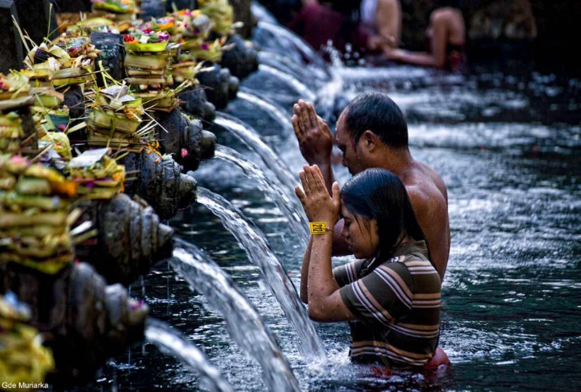 Apa itu Melukat? Ini Dia Definisi, Jenis-jenis, dan Hal Penting mengenai Ritual