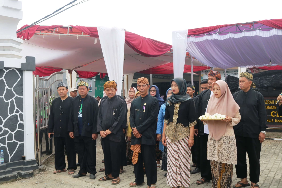 Desa Cibogo, Kecamatan Cibogo, Kabupaten Subang, menggelar acara meriah dalam rangka memperingati milangkala ke-123 tahun, yang berlangsung di halaman depan Desa Cibogo, pada Kamis (18/7)