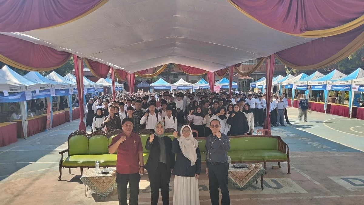 SMK PGRI Subang sukses menggelar Job Fair yang bertempat di lapang sekolah, pada Selasa (13/8). Ratusan peserta berdatangan dari penjuru wilayah memadati stand perusahan.