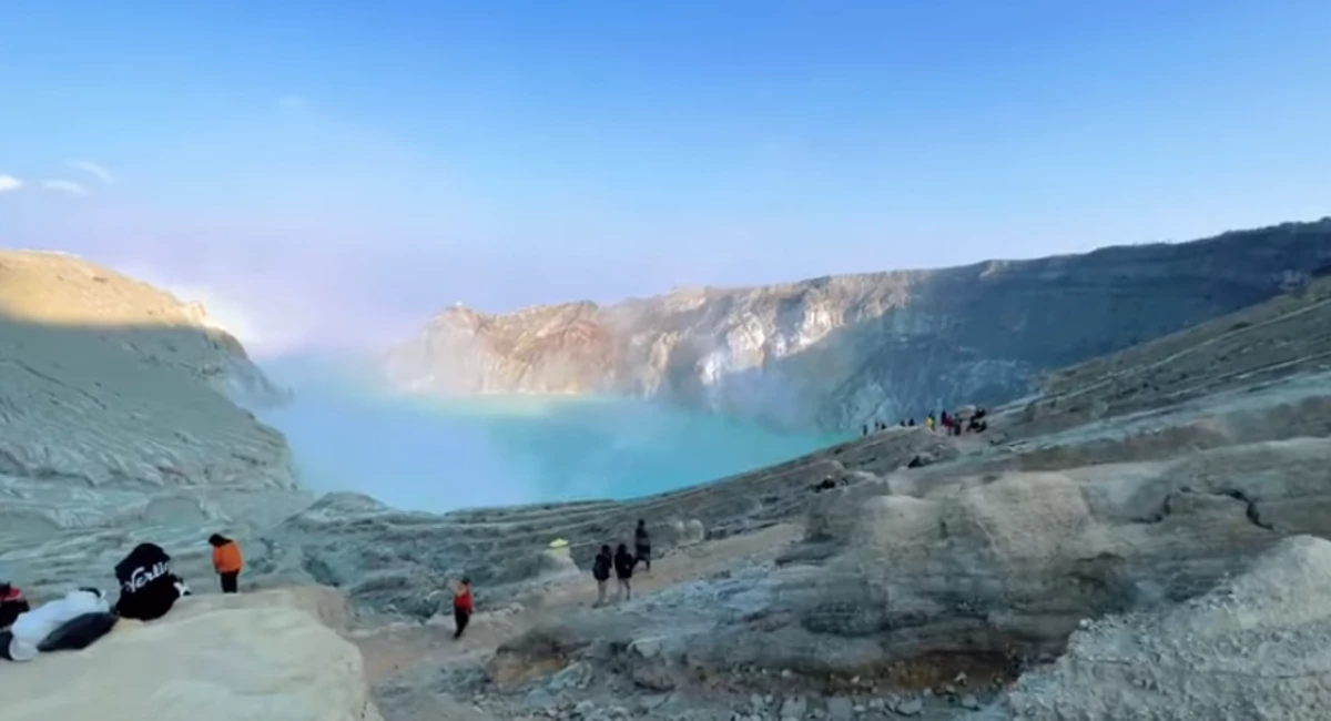 Seorang Turis China Meninggal Setelah Terjatuh Saat Berfoto di Kawah Ijen,