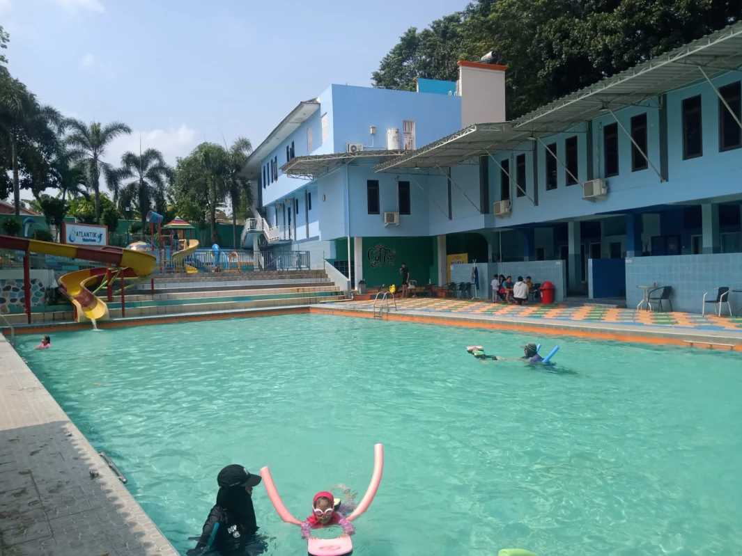 Pengunjung saat menikmati berenang di Atlantik Waterboom Subang, Jumat (10/5).